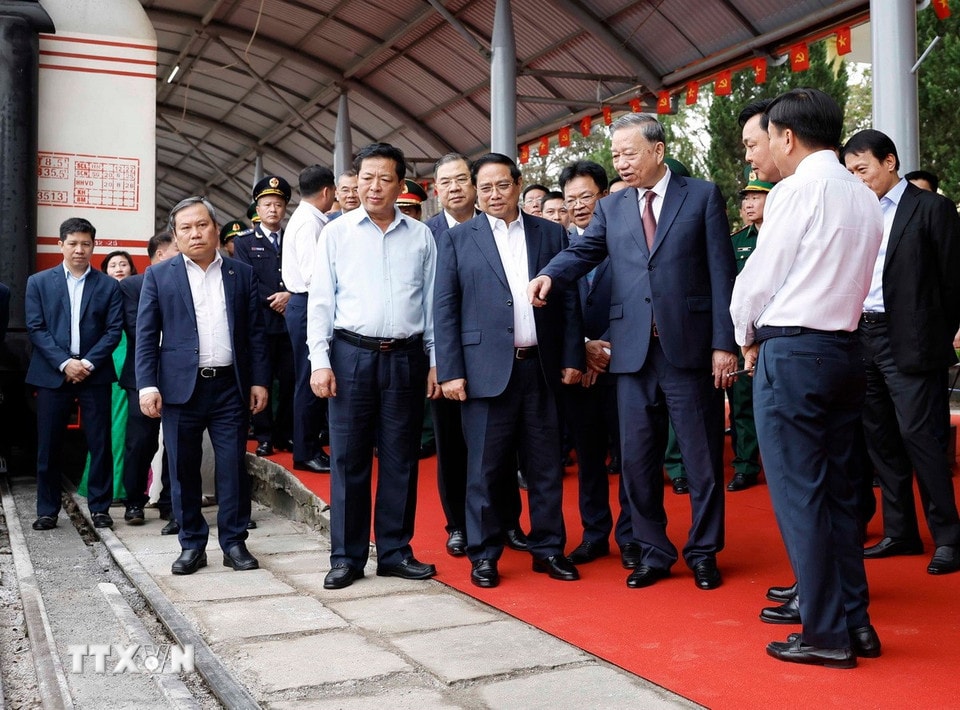 Tổng Bí thư Tô Lâm, Thủ tướng Phạm Minh Chính và đoàn công tác Trung ương kiểm tra thực địa tại ga Đồng Đăng. (Ảnh: Thống Nhất/TTXVN)