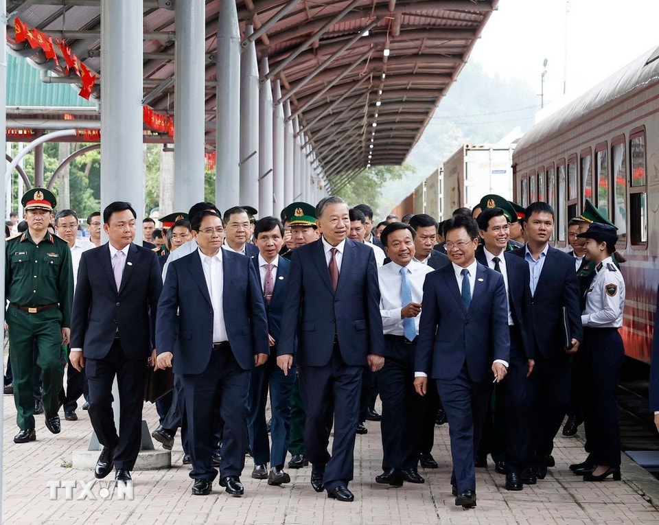 Tổng Bí thư Tô Lâm, Thủ tướng Phạm Minh Chính và đoàn công tác Trung ương kiểm tra thực địa tại ga Đồng Đăng. (Ảnh: Thống Nhất/TTXVN)