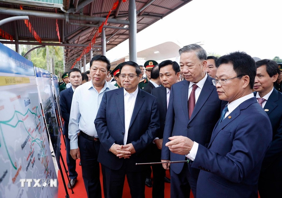 Tổng Bí thư Tô Lâm, Thủ tướng Phạm Minh Chính và đoàn công tác Trung ương kiểm tra thực địa tại ga Đồng Đăng. (Ảnh: Thống Nhất/TTXVN)