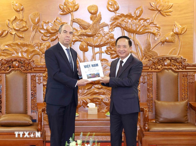 Trưởng Ban Tuyên giáo và Dân vận Trung ương Trịnh Văn Quyết tặng quà lưu niệm cho Đại sứ Cuba tại Việt Nam Rogelio Polanco Fuentes. (Ảnh: Phương Hoa/TTXVN) ttxvn-1903-viet-nam-cuba-2.jpg