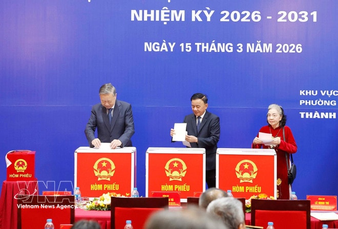 Party General Secretary To Lam (left) casts his vote at Polling Station No. 2 in Ba Dinh ward in Hanoi on March 15, 2026. (Photo: VNA) vnanet-3-9620.jpg