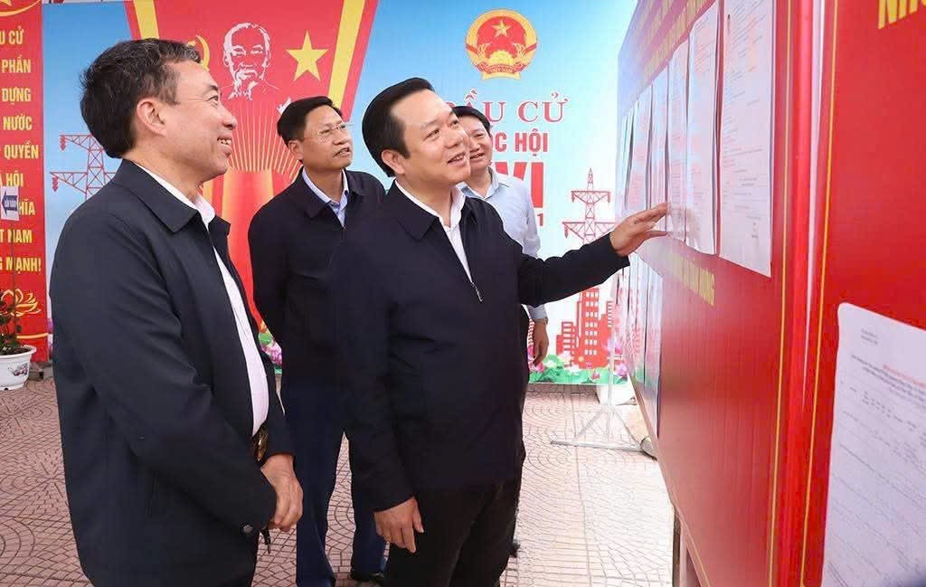 Phó Bí thư Tỉnh ủy, Chủ tịch UBND tỉnh Phạm Quang Ngọc kiểm tra khu vực niêm yết danh sách, tiểu sử người ứng cử khu vực bỏ phiếu số 13, xã Tân Hưng.