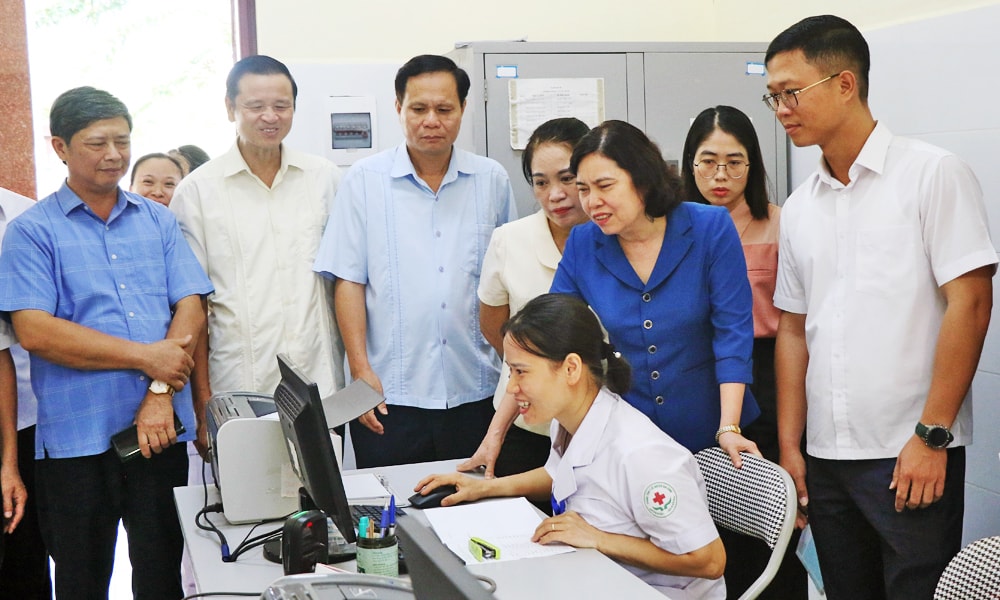 Ban Văn hóa - Xã hội HĐND tỉnh Bắc Ninh giám sát việc thực hiện các quy định của pháp luật về tổ chức và hoạt động của Trạm y tế xã, phường sau sắp xếp đơn vị hành chính. Ảnh B. Ninh