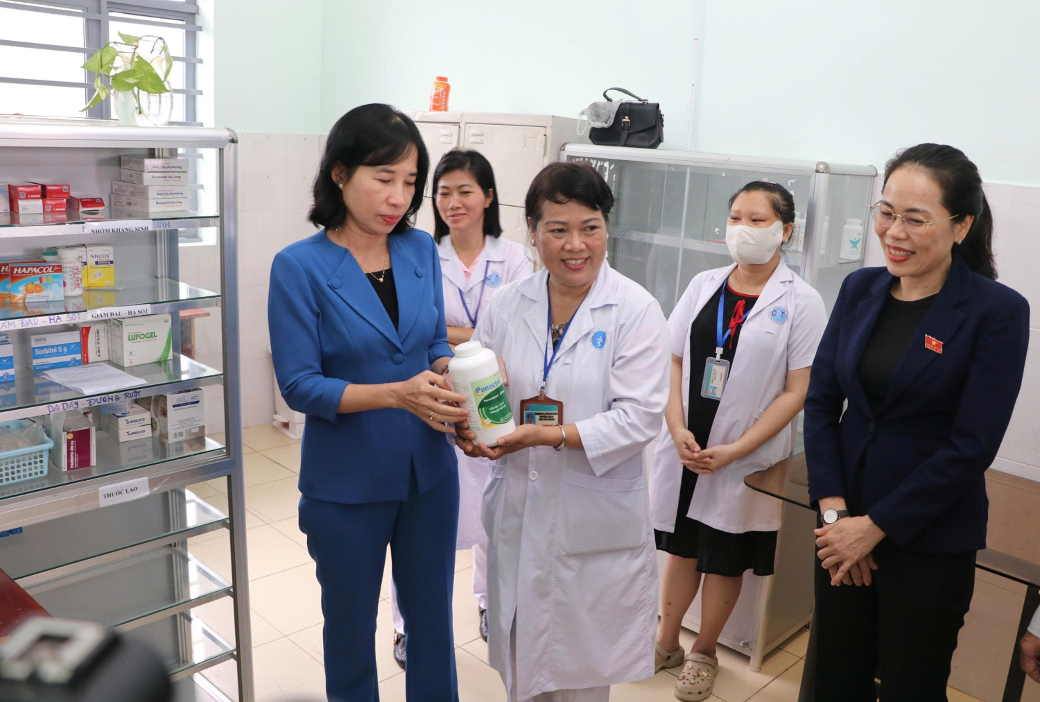 Ban Văn hóa – Xã hội HĐND tỉnh Tây Ninh khảo sát tình hình cung cấp thuốc BHYT và vật tư y tế tại Trung tâm Y tế khu vực Châu Thành. Ảnh Võ Nhung