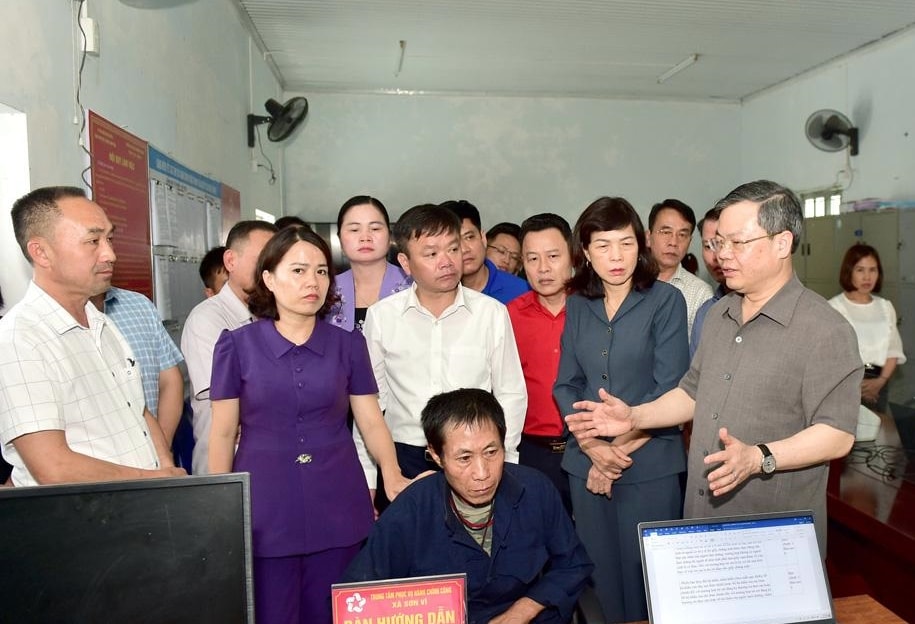 Chủ tịch HĐND tỉnh Nguyễn Văn Sơn và các đại biểu kiểm tra vận hành Trung tâm phục vụ hành chính công xã Sơn Vĩ