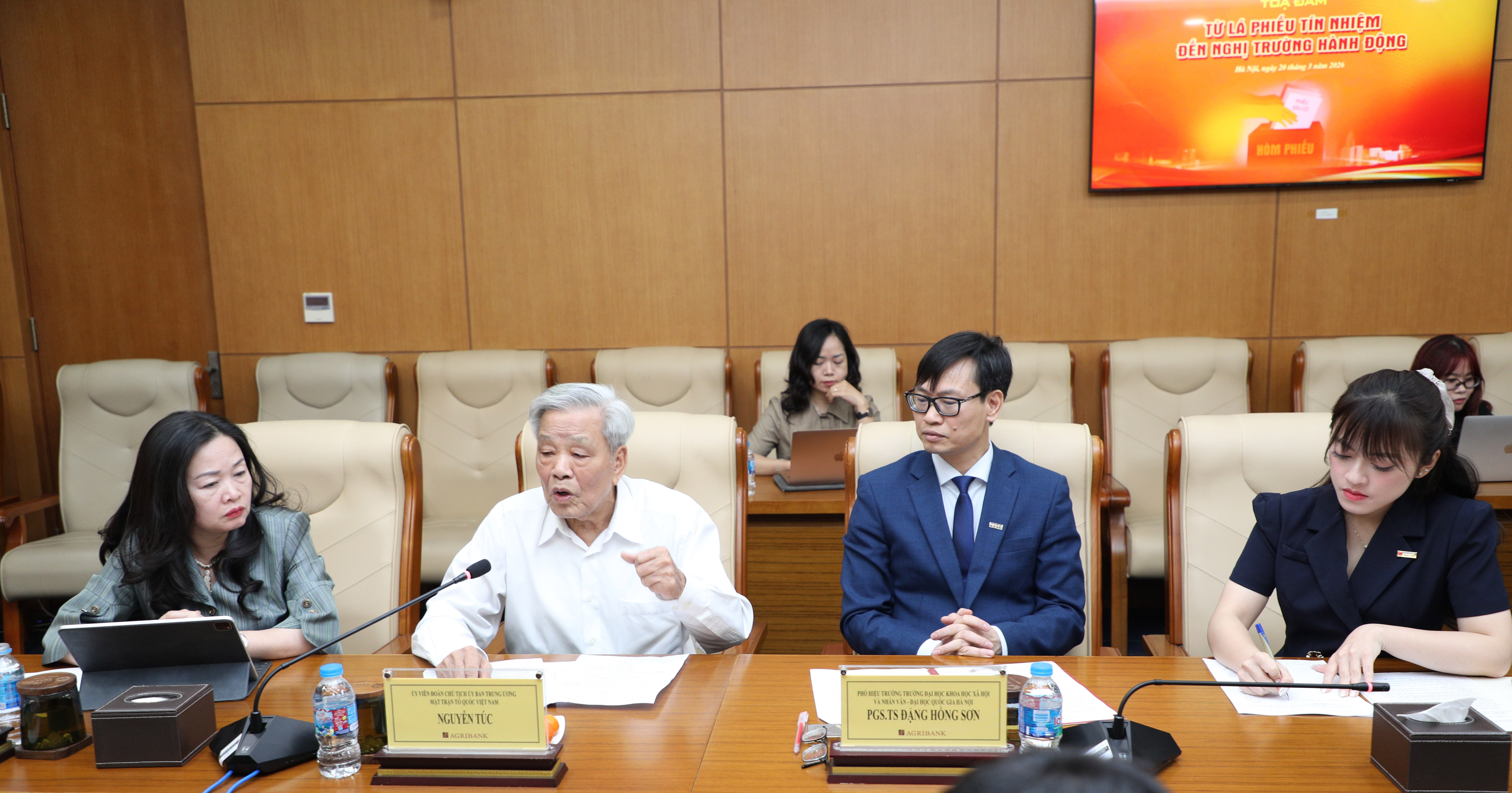 Đại biểu tham dự toạ đàm