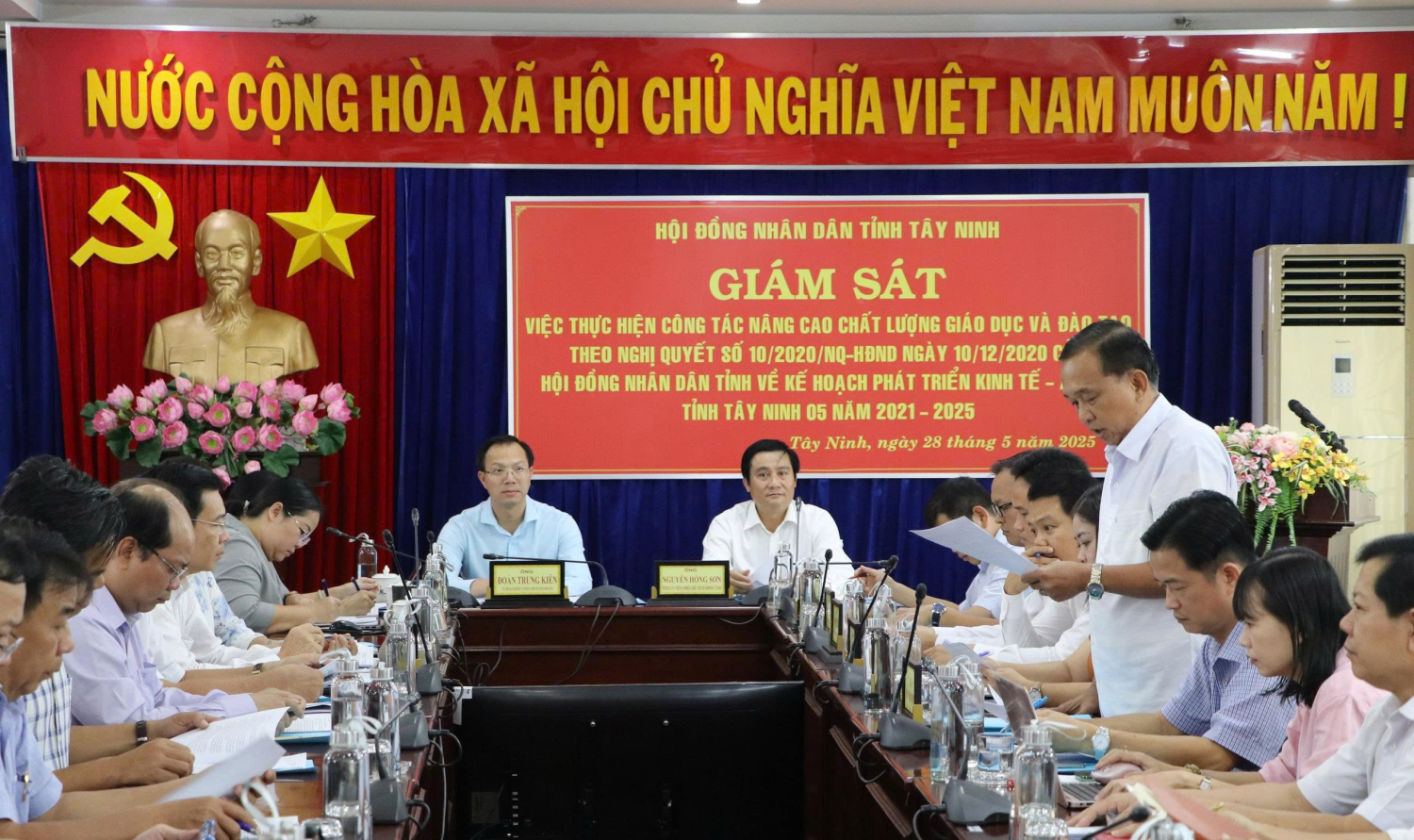 Đoàn giám sát HĐND tỉnh Tây Ninh làm việc với UBND tỉnh và các đơn vị có liên quan về công tác nâng cao chất lượng giáo dục - đào tạo. Ảnh Võ Nhung