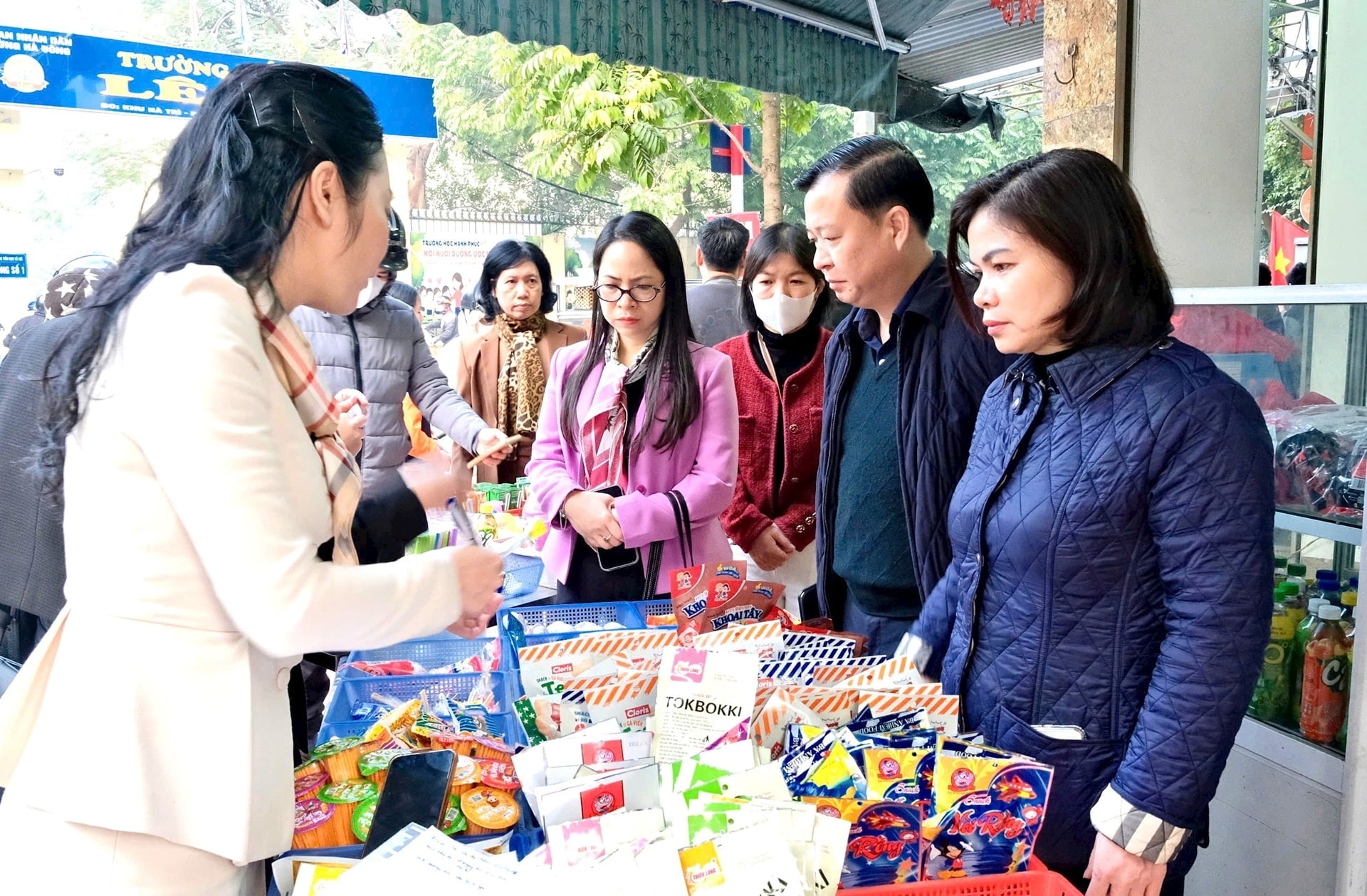 Đoàn khảo sát thực tế và thu thập mẫu thực phẩm tại chợ tạm Tản Đà, phường Hà Đông. Ảnh H. Thành