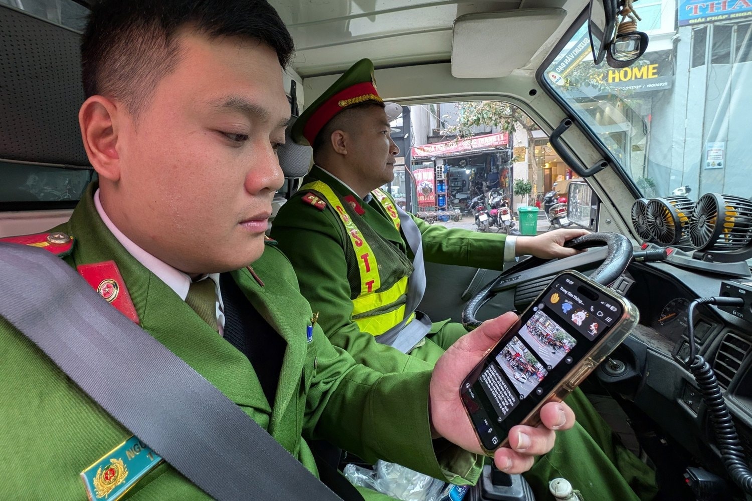 Lực lượng Cảnh sát trật tự các phường, xã tiếp nhận hình ảnh vi phạm trật tự đô thị được chuyển từ Camera giám sát để tiến hành xác minh, xử lý. Ảnh: T. Nghĩa