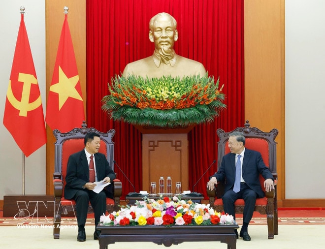 The meeting between Party General Secretary To Lam and Lao Minister of Public Security Vanthong Kongmany in Hanoi on March 20 (Photo: VNA) vnanet-x.jpg