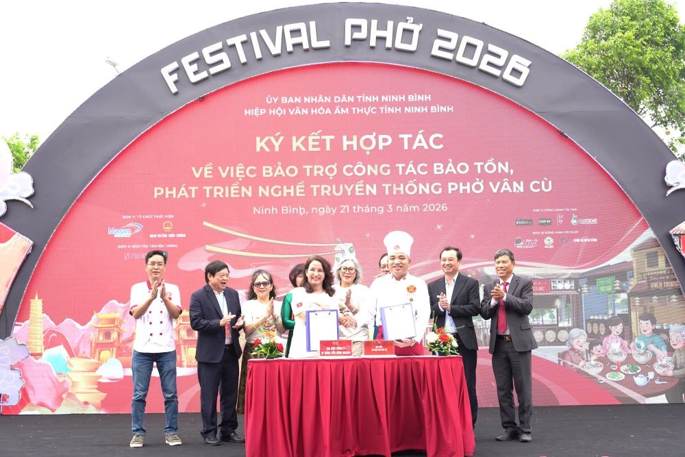 Ảnh 5.Masan Consumer ký kết hợp tác với Chi hội Phở Vân Cù bảo trợ công tác bảo tồn, phát triển nghề truyền thống Phở Vân Cù và giá trị phở Nam Định (2)
