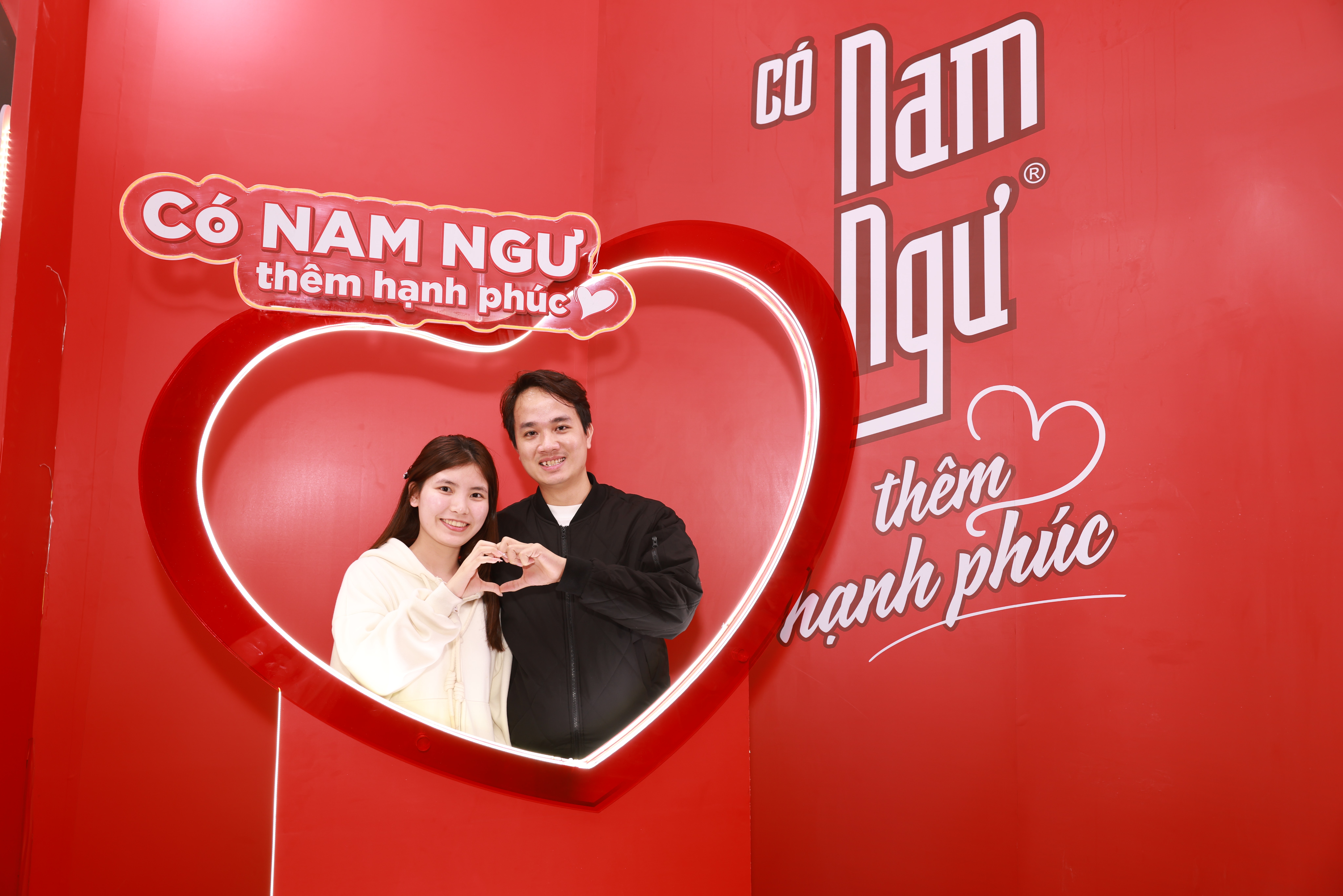 Ảnh 6.Một đôi bạn trẻ có mặt tại Festival Phở từ ngày đầu khai mạc