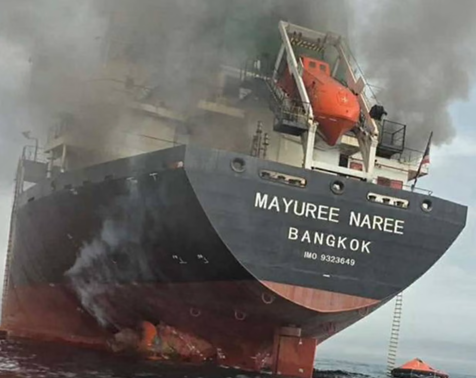 Một tàu mang cờ Thái Lan bị trúng tên lửa của Iran tại eo biển Hormuz. Ảnh: Hải quân Hoàng gia Thái Lan/EPA