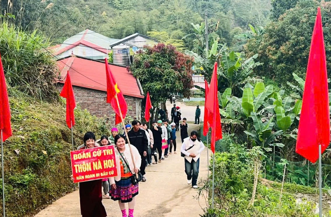 Cử tri thôn Nà Hoi (xã Phủ Thông) hân hoan trong ngày bầu cử. ẢNH THU TRÀ