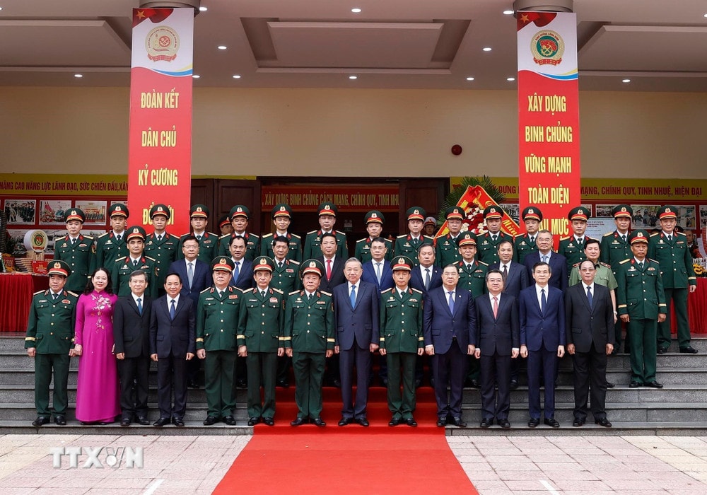 Tổng Bí thư Tô Lâm và đại biểu với cán bộ lãnh đạo, chỉ huy Binh chủng Công binh