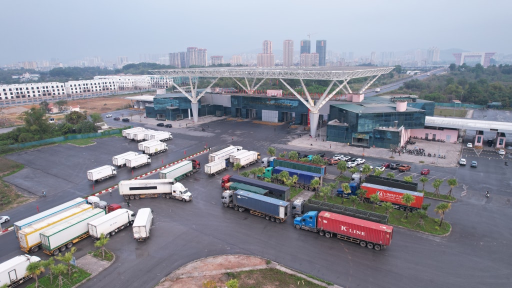 Các phương tiện XNK tại cửa khẩu Bắc Luân II vào các ngày cuối tuần.