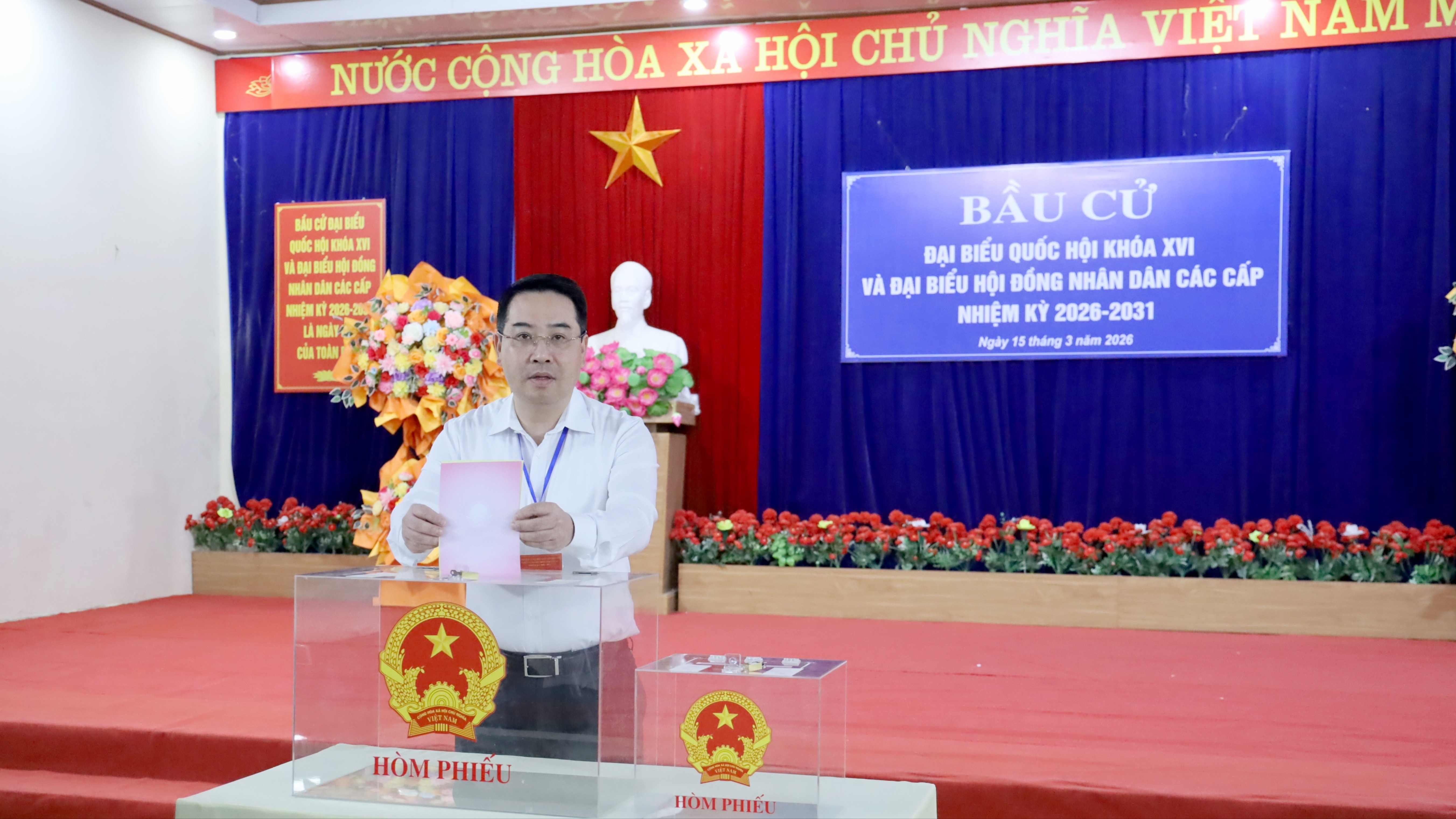 Chủ tịch UBND tỉnh Nguyễn Tuấn Anh bỏ phiếu bầu cử tại xã Yên Bình.