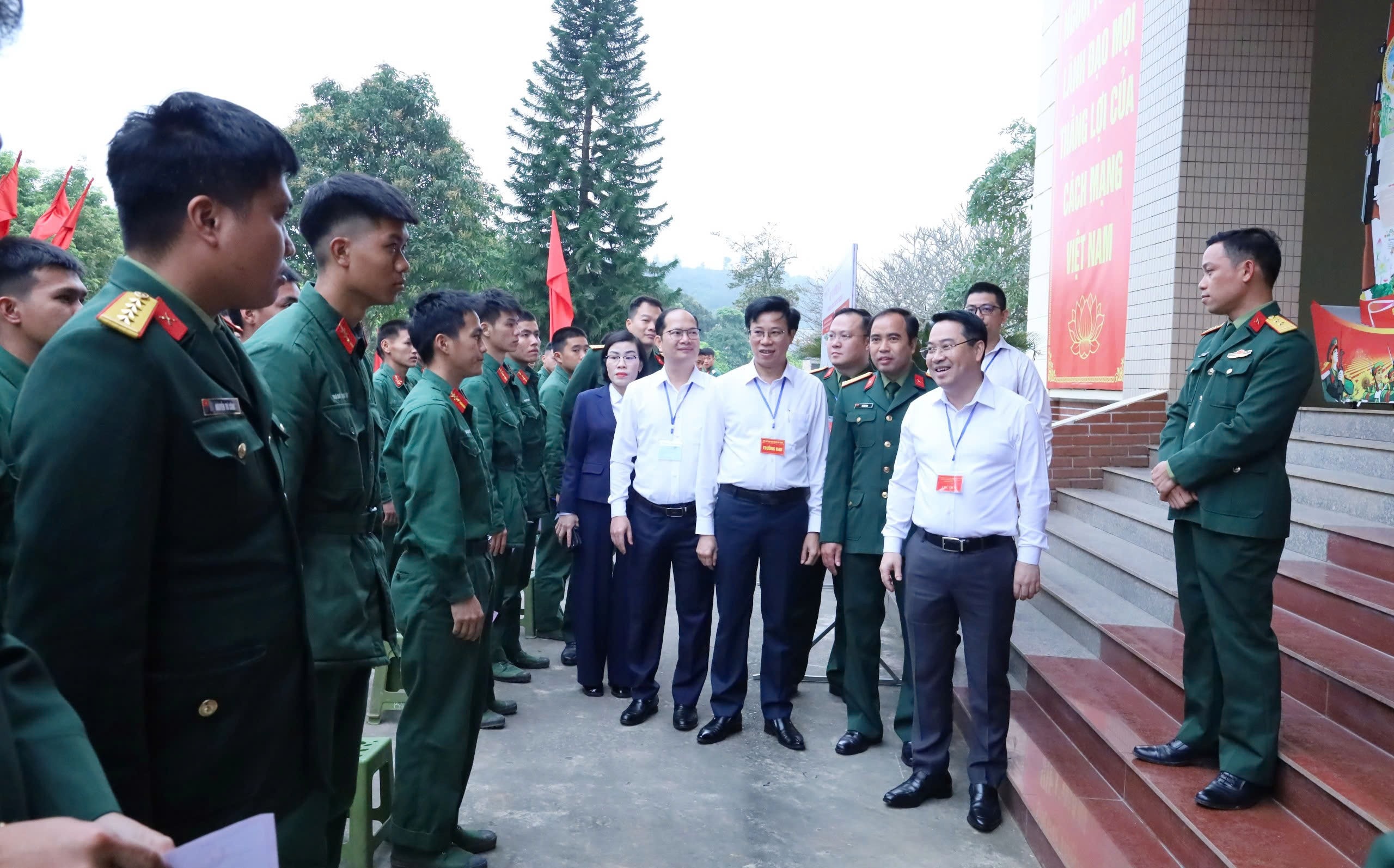 Chủ tịch UBND tỉnh Nguyễn Tuấn Anh kiểm tra tại khu vực bỏ phiếu số 14.
