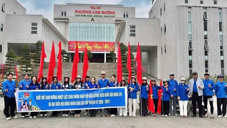 Đoàn viên thanh niên của Đoàn phường Cam Đường tham gia tuyên truyền, cổ động, diễu hành trên địa bàn.