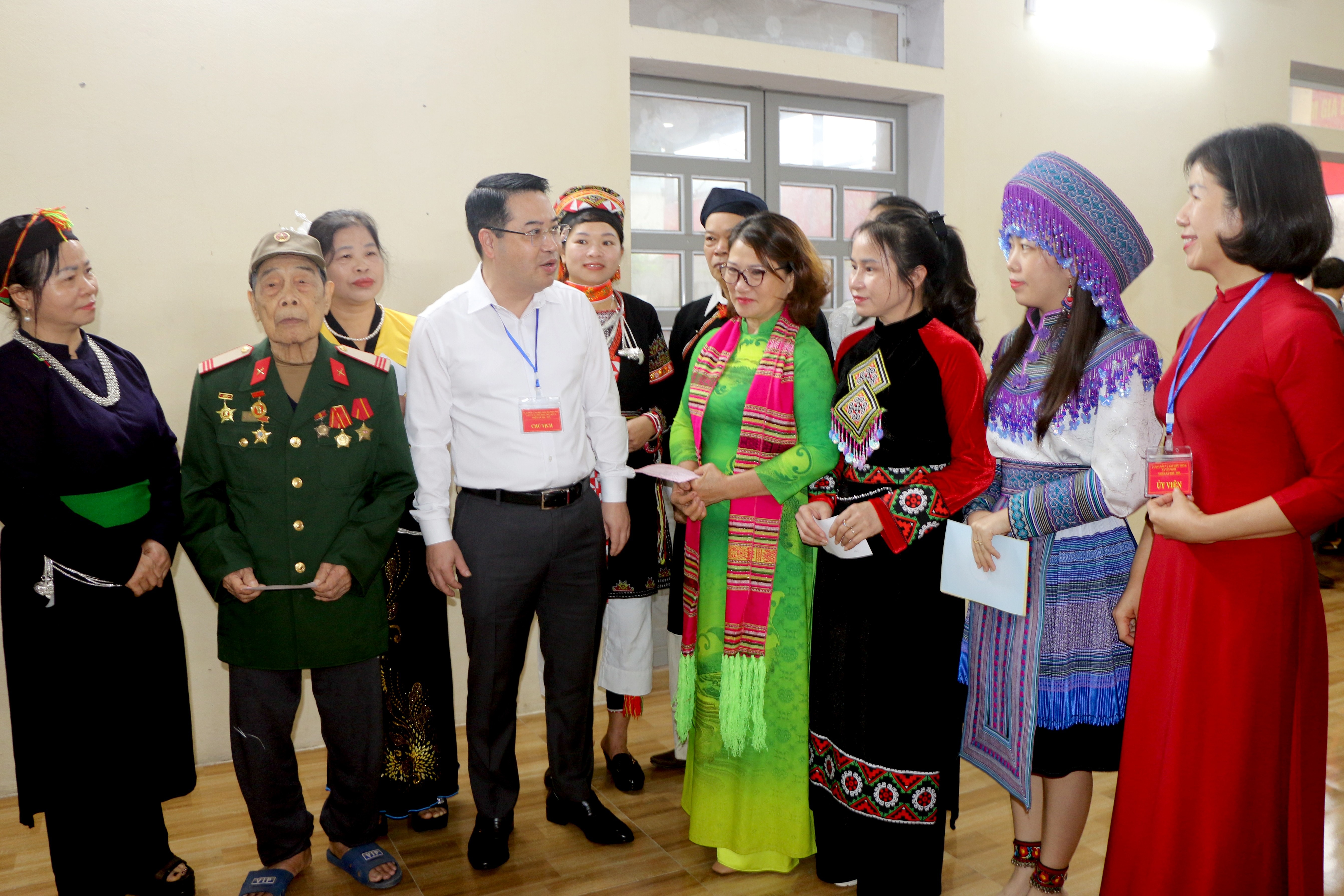 Đồng chí Nguyễn Tuấn Anh - Phó Bí thư Tỉnh ủy, Chủ tịch UBND tỉnh, Chủ tịch Ủy ban Bầu cử tỉnh trò chuyện với cử tri.