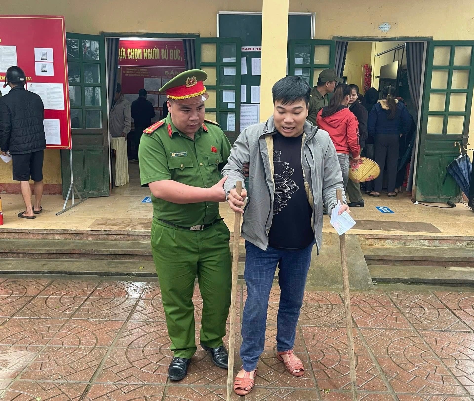 Dù bị thương ở hai chân, anh Trương Văn Biển, thôn Ngòi Chang, khu vực bỏ phiếu số 11, xã Khánh Hòa, vẫn hăng hái tham gia bỏ phiếu thực hiện quyền công dân.