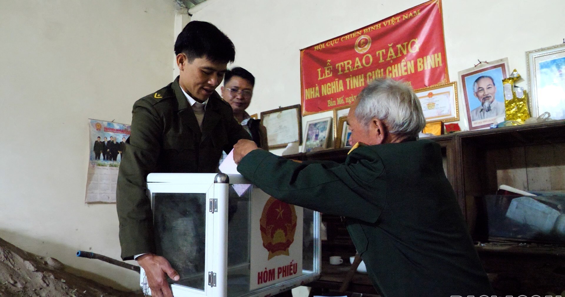 Hòm phiếu phụ được mang đến tận nhà cử tri già yếu, khuyết tật hoặc không thể trực tiếp đến điểm bỏ phiếu, bảo đảm mọi cử tri đều được thực hiện quyền công dân.