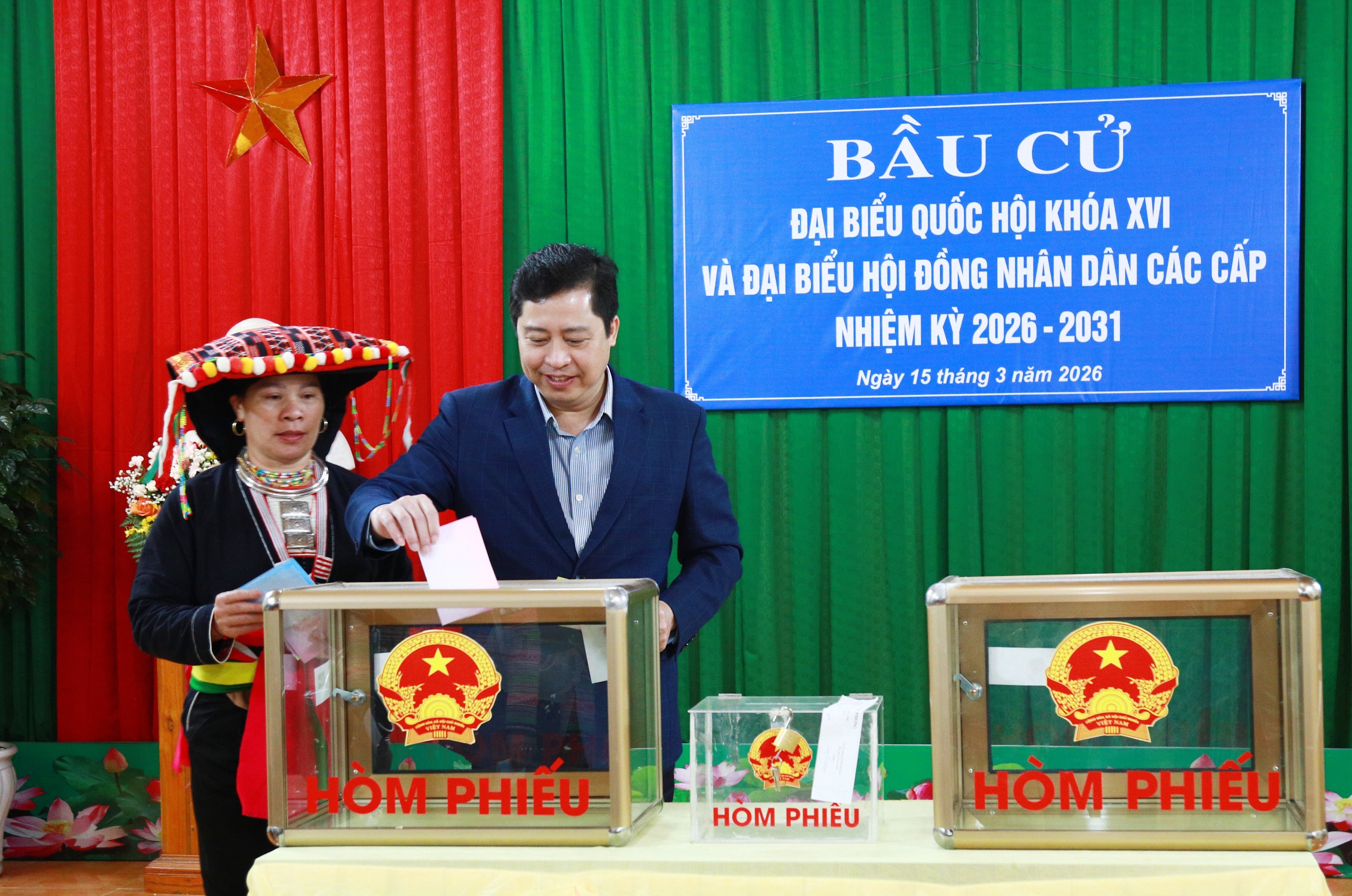 Đồng chí Dương Quốc Huy - Ủy viên Ban Chấp hành Trung ương Đảng, Bí thư Tỉnh ủy dự lễ khai mạc và bỏ phiếu bầu đại biểu Quốc hội khóa XVI và đại biểu HĐND các cấp, nhiệm kỳ 2026 - 2031 tại Khu vực bỏ phiếu số 4, thôn Đồ