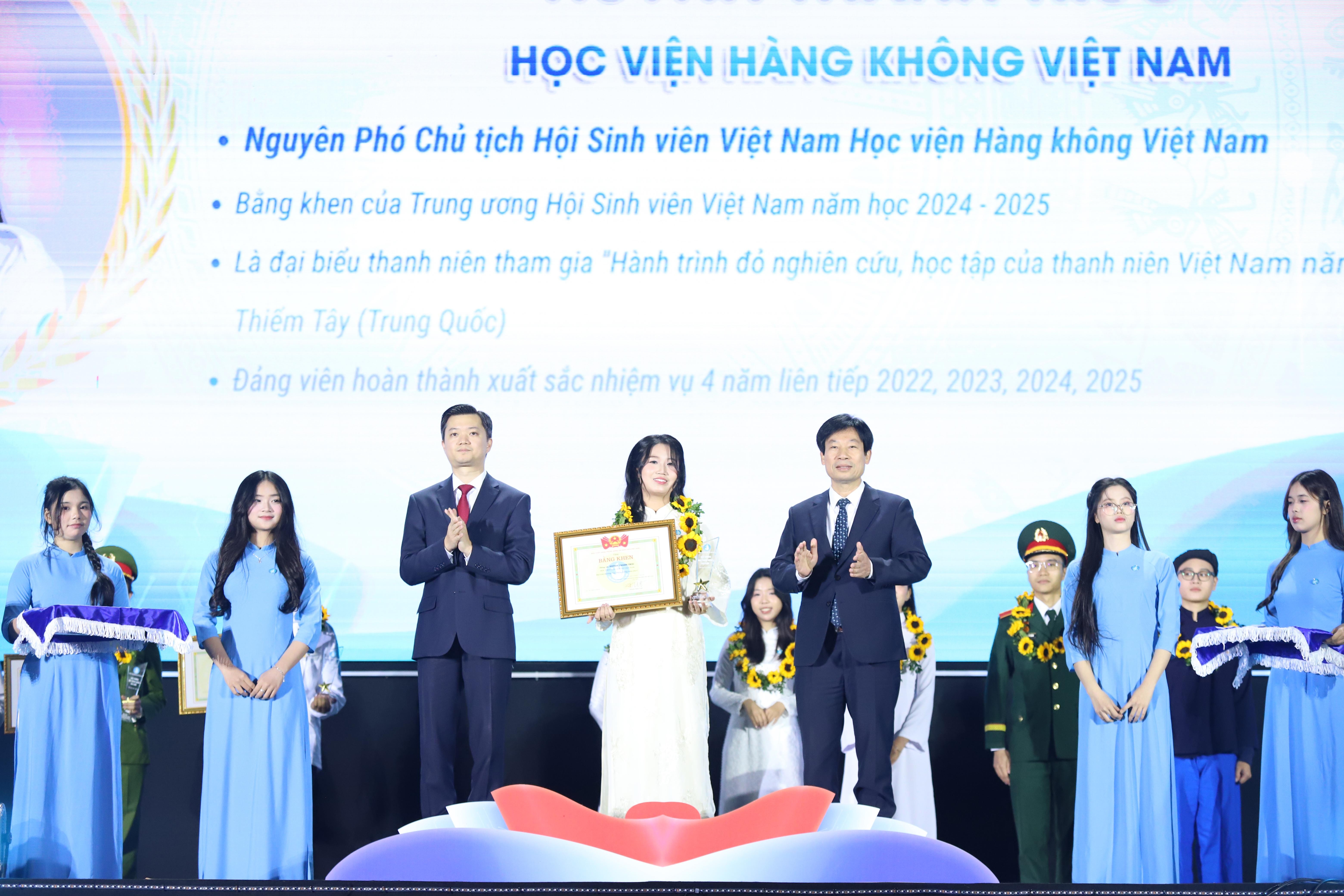 NHẬN GIẢI THƯỞNG SAO THÁNG GIÊNG TIÊU BIỂU CẤP TW