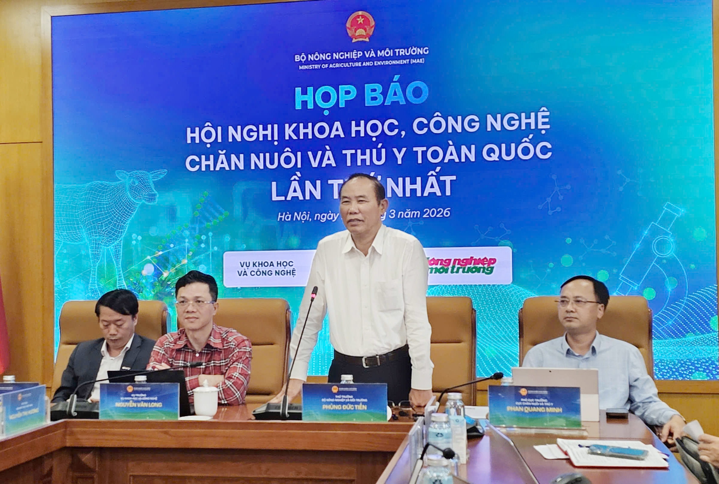 Thứ trưởng Bộ Nông nghiệp và Môi trường Phùng Đức Tiến phát biểu
