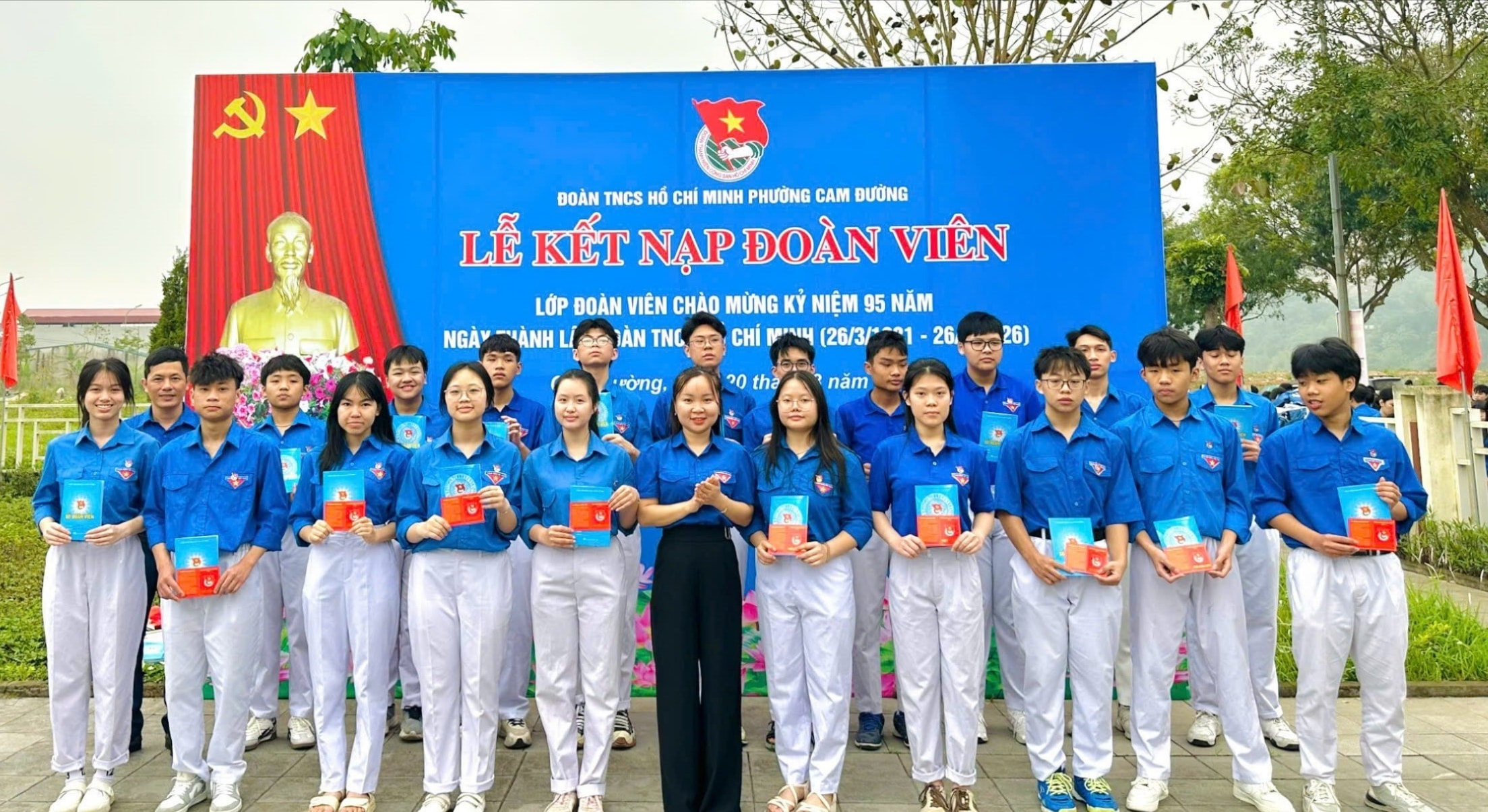  586 đoàn viên mới được Đoàn phường Cam Đường kết nạp dịp này