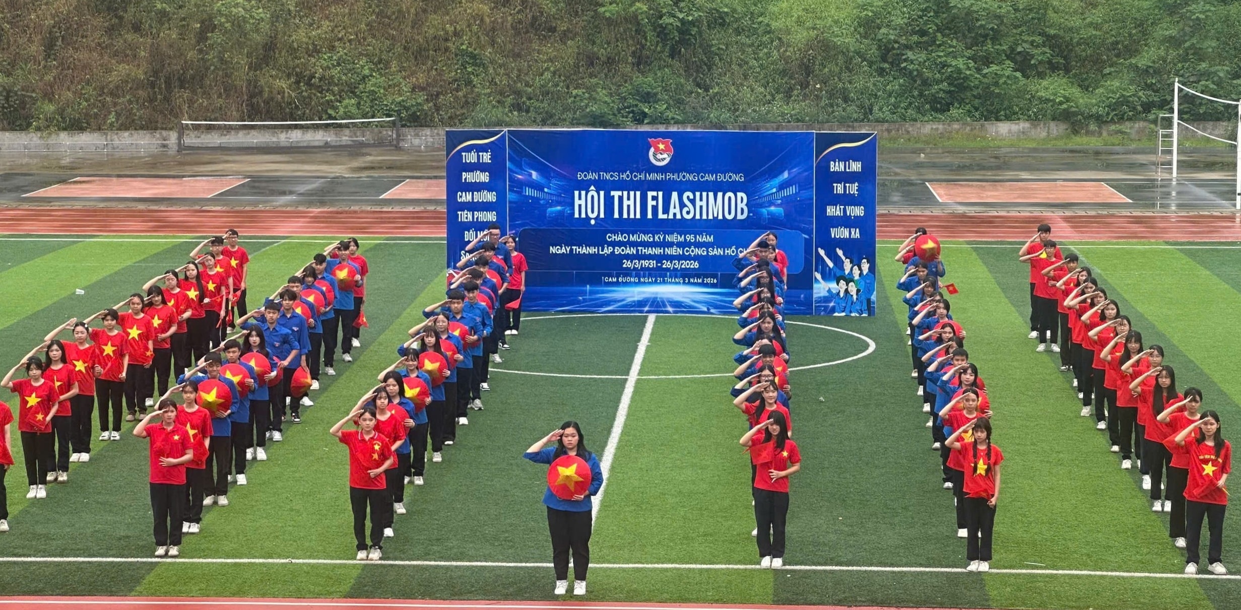  Hội thi flashmob chào mừng 95 năm Ngày thành lập Đoàn TNCS Hồ Chí Minh cũng được tổ chức sôi động với sự tham gia của 7 đội, quy tụ hơn 1.000 đoàn viên, thanh niên