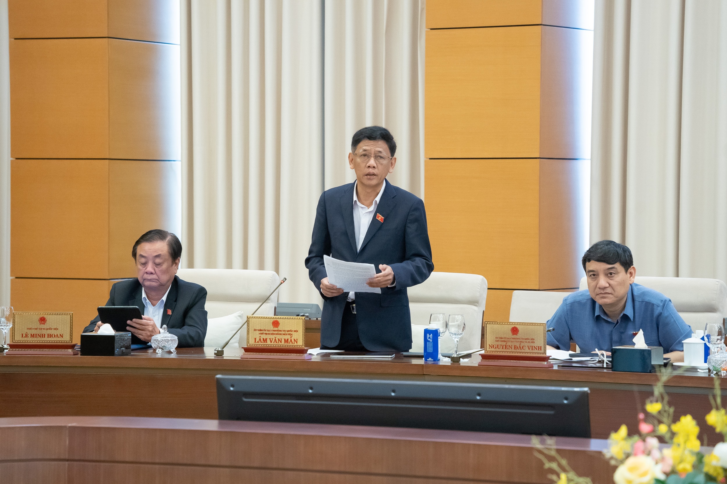 Chủ tịch Hội đồng Dân tộc Lâm Văn Mẫn phát biểu tại phiên họp