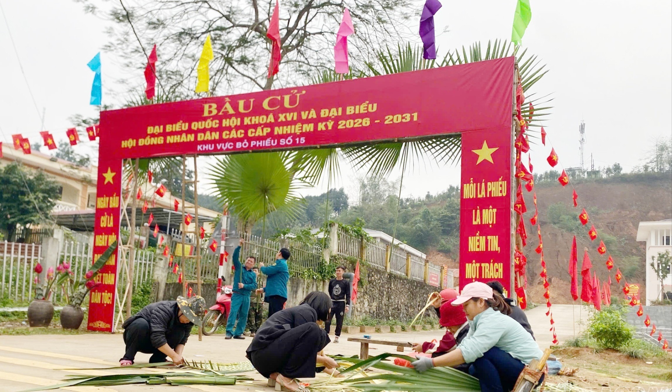 Lực lượng dân quân và người dân địa phương cùng chung tay trang trí các điểm bỏ phiếu.