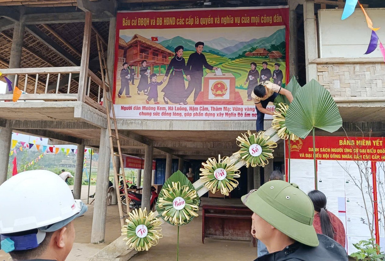 Người dân các thôn Mường Kem, Nà Luông, Nậm Cằm, Thâm Mạ trang trí điểm bầu cử bằng cành, lá cọ.