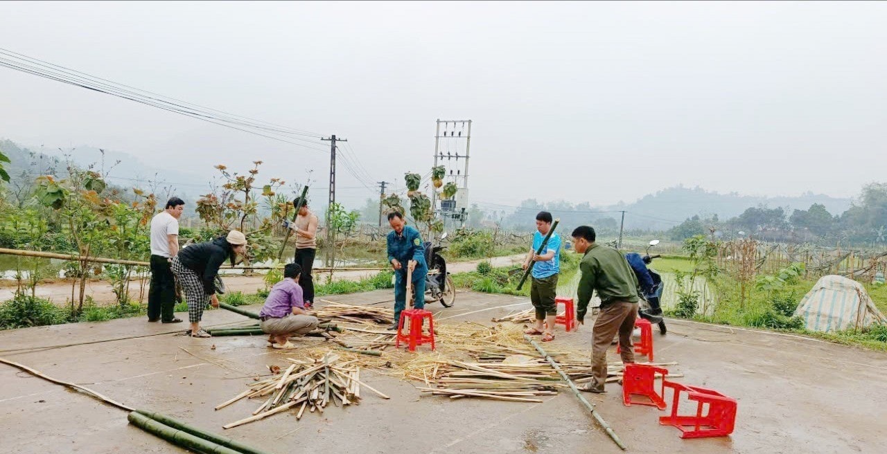 Người dân góp tre, nứa dựng cổng chào và trang trí các điểm bầu cử tại xã Nghĩa Đô