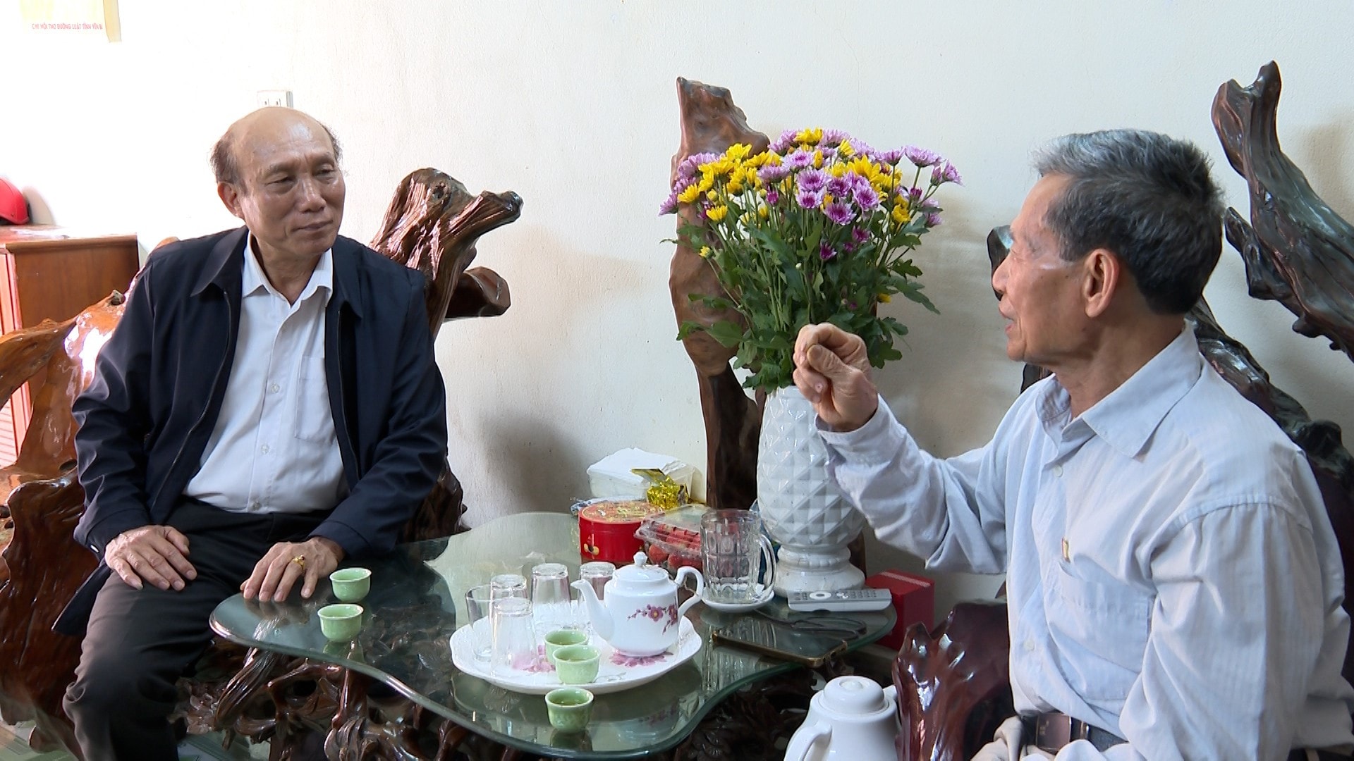 Ông Lại Cao Mùi (bên phải) kể lại ký ức của mình về Cuộc tổng tuyển cử bầu ra Quốc hội khóa VI (năm 1976 - 1981)