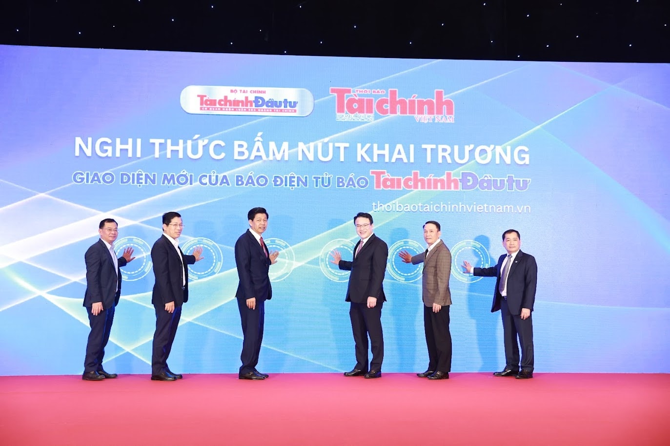Các đại biểu bấm nút khai trương giao diện mới của báo điện tử Báo Tài chính - Đầu tư.