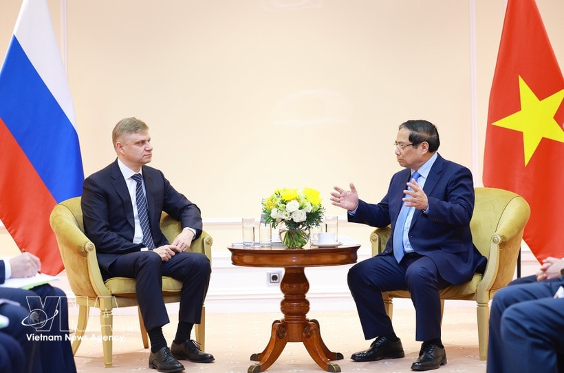 Prime Minister Pham Minh Chinh (R) meets with Russian Railways CEO Oleg Belozyorov (Photo: VNA)