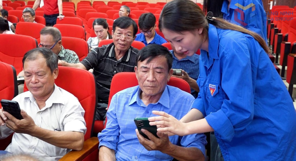 Đoàn viên thanh niên phường Cửa Ông hướng dẫn kỹ năng số cơ bản cho coSự bứt phá trong công tác tuyên truyền còn nằm ở khả năng làm chủ không gian mạng. Với hơn 400 tin, bài được đăng tải trên các phương tiện truyền thông đại chúng và hơn 250 tin, bài chuyên sâu trên hệ thống Fanpage của Đoàn từ cấp tỉnh đến cơ sở, hình ảnh màu áo xanh tình nguyện có mặt khắp các địa bàn. Đặc biệt, việc tổ chức Hội nghị trực tuyến quán triệt Nghị quyết Đại hội lần thứ XIV của Đảng thông qua hình thức livestream 