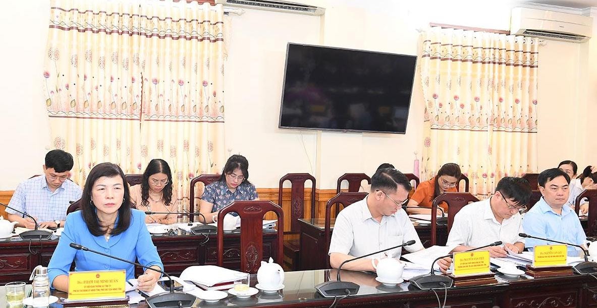 Đồng chí Phó Chủ tịch HĐND tỉnh Phạm Thị Minh Xuân và lãnh đạo các ban HĐND tỉnh dự phiên họp.