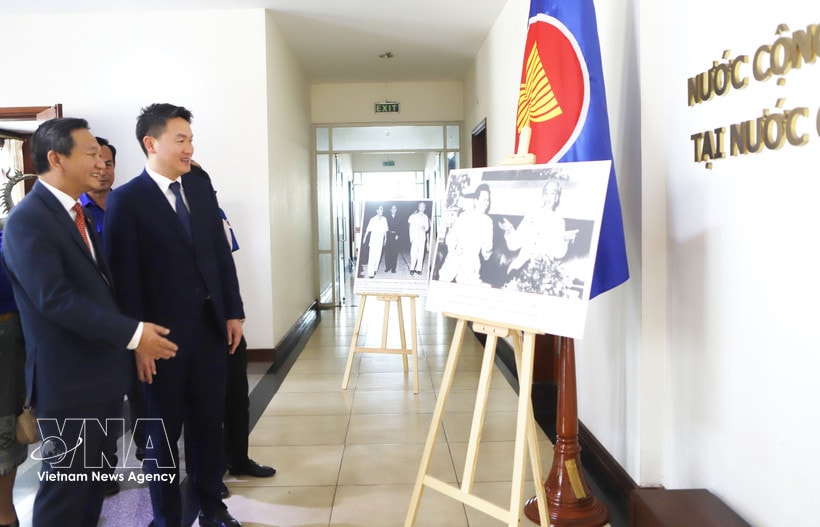 Vietnamese Ambassador to Laos Nguyen Minh Tam (R) and Thongly Sisoulith, member of the Lao Party Central Committee and Secretary of the Central Committee of the Lao People’s Revolutionary Youth Union at a photo exhibition held as part of the ceremony marking he 95th anniversary of the Ho Chi Minh Communist Youth Union in Vientiane on March 25. (Photo: VNA)