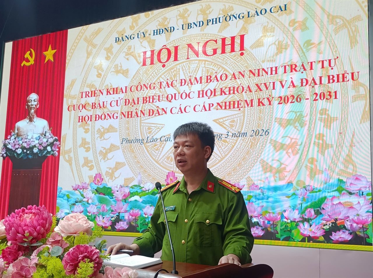 Thượng tá Nguyễn Văn Hoan, Ủy viên Ban Thường vụ Đảng uỷ phường, Trưởng Công an phường phát biểu tại Hội nghị