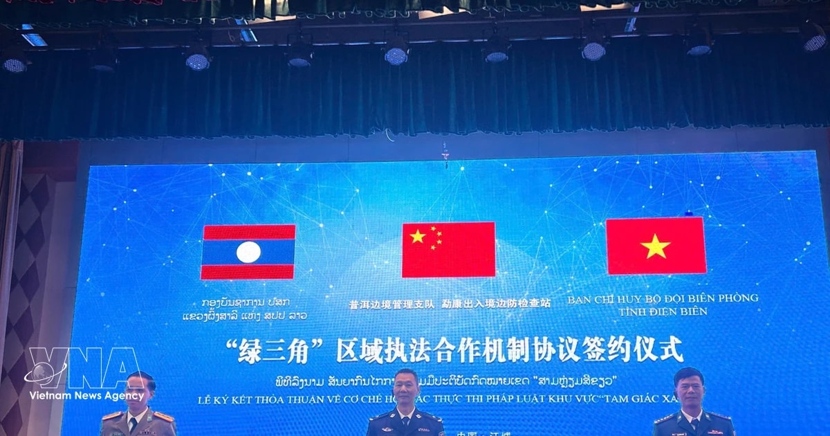 Representatives of Vietnam, China and Laos sign the new trilateral law enforcement cooperation mechanism on March 25. (Photo: VNA)