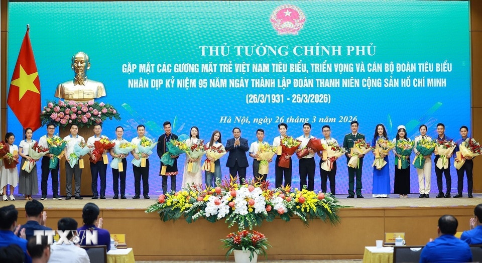 Thủ tướng Phạm Minh Chính tặng hoa chúc mừng các Gương mặt trẻ Việt Nam tiêu biểu. (Ảnh: Dương Giang/TTXVN)