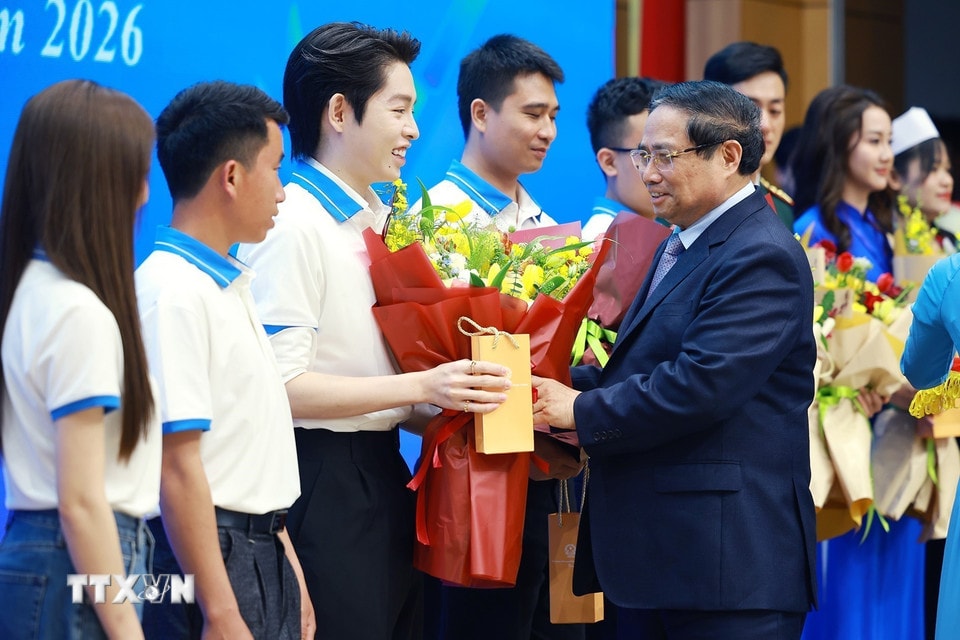 Thủ tướng Phạm Minh Chính tặng hoa chúc mừng các Gương mặt trẻ Việt Nam tiêu biểu. (Ảnh: Dương Giang/TTXVN)