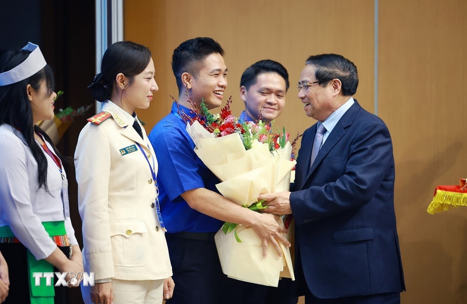 Thủ tướng Phạm Minh Chính tặng hoa chúc mừng các Gương mặt trẻ Việt Nam tiêu biểu. (Ảnh: Dương Giang/TTXVN)