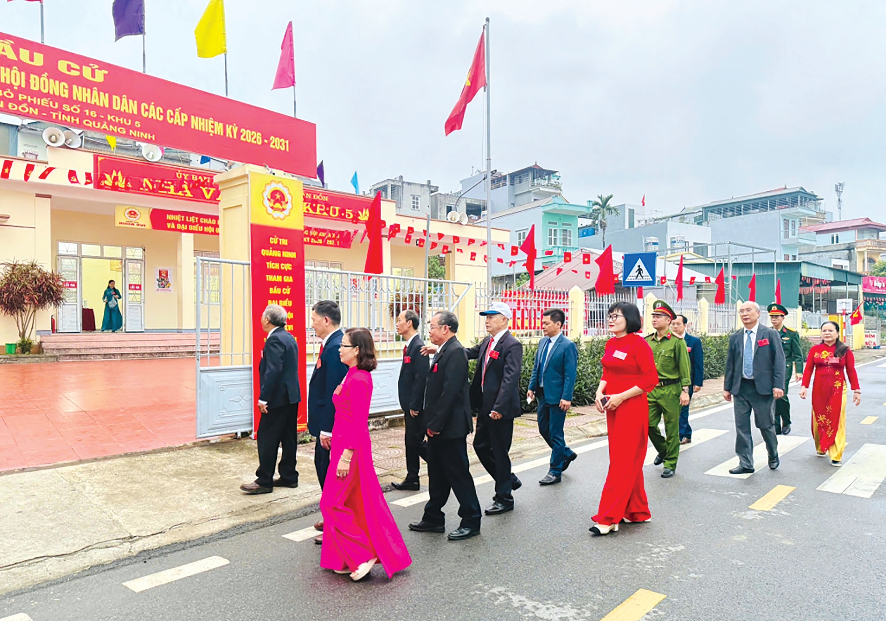 Cử tri đặc khu Vân Đồn nô nức đến khu vực bỏ phiếu số 16, khu 6 dự ngày hội toàn dân.