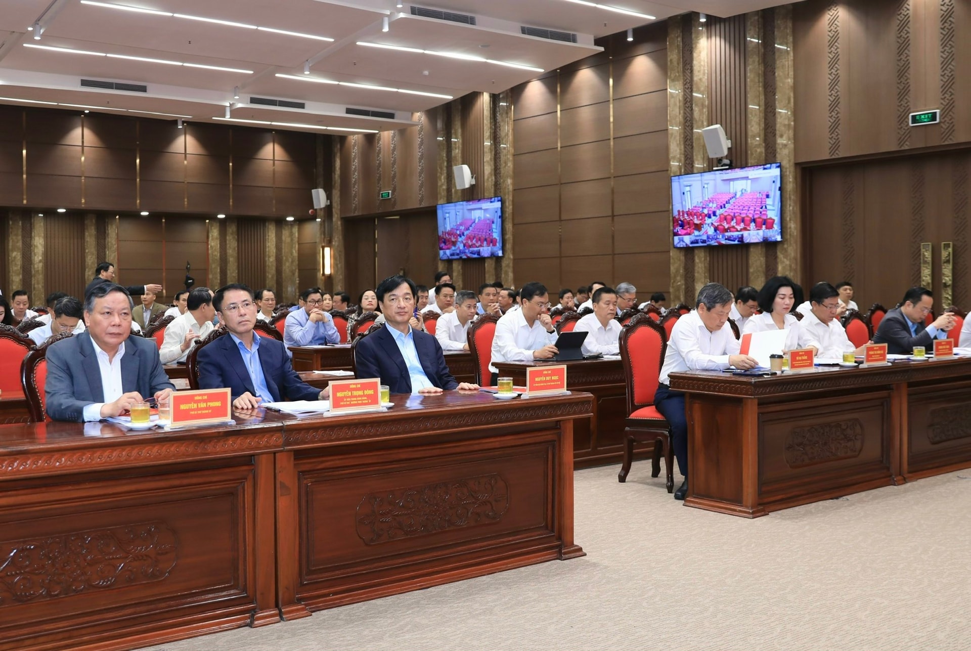 Ủy viên Bộ Chính trị, Bí thư Thành ủy Hà Nội Nguyễn Duy Ngọc và các đồng chí Thường trực Thành ủy dự hội nghị. Ảnh Quang Thái