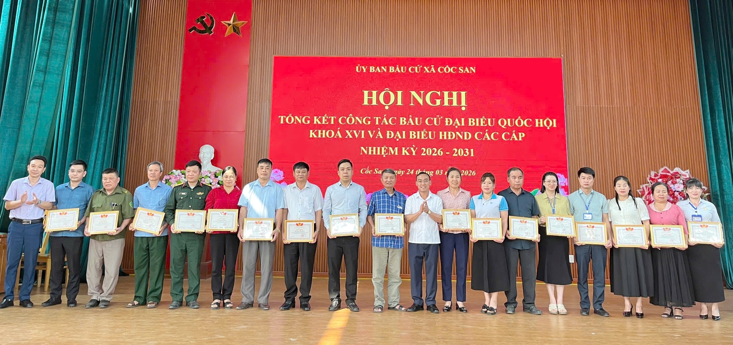khen-thuong-cac-ca-nhan-co-thanh-tich-xuat-sac-tieu-bieu-dong-gop-vao-thanh-cong-cua-cuoc-bau-cu-3(1).jpg