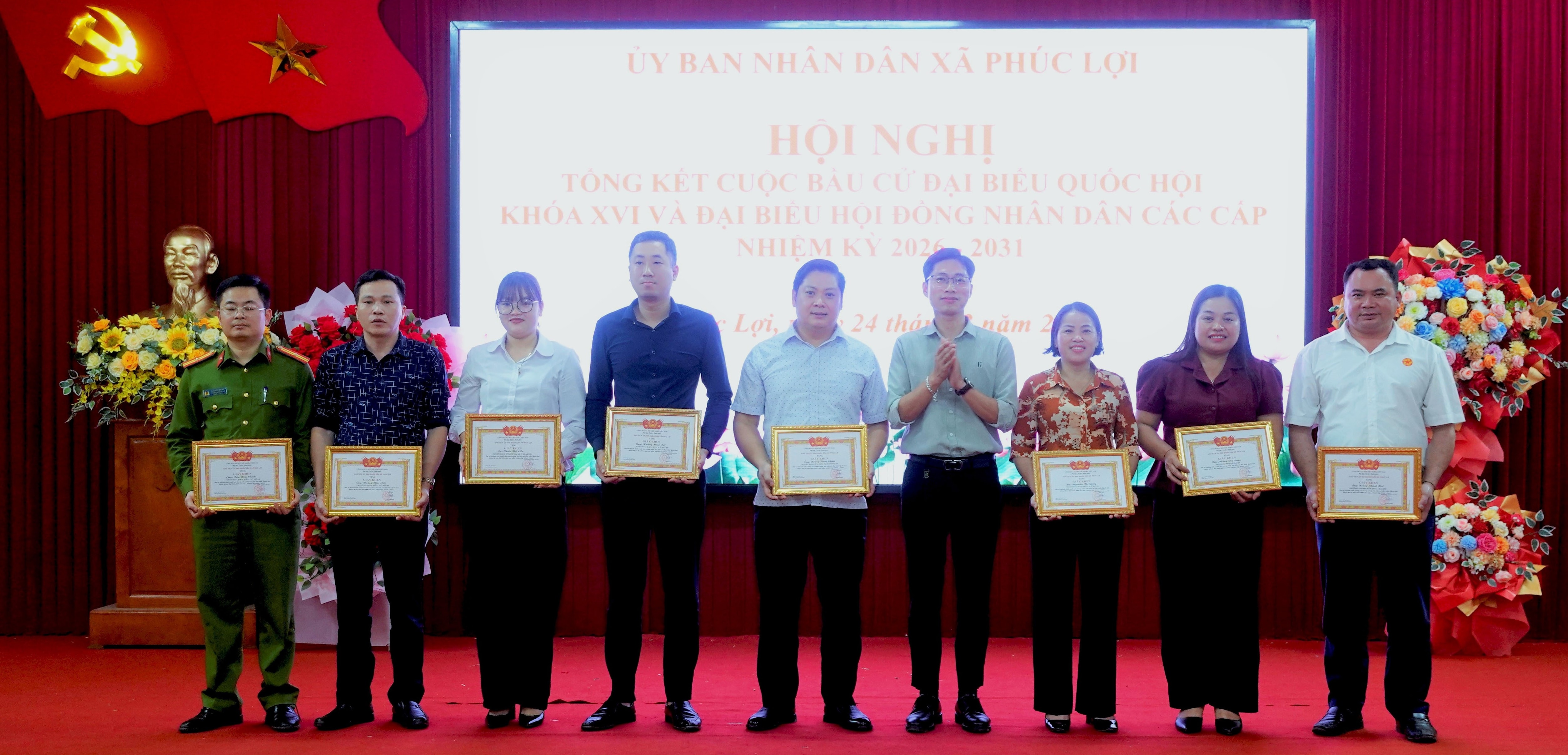 khen-thuong-cac-tap-the-ca-nhan-co-thanh-tich-xuat-sac-trong-cong-tac-bau-cu.jpg